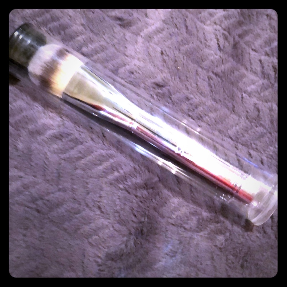 It cosmetics brush